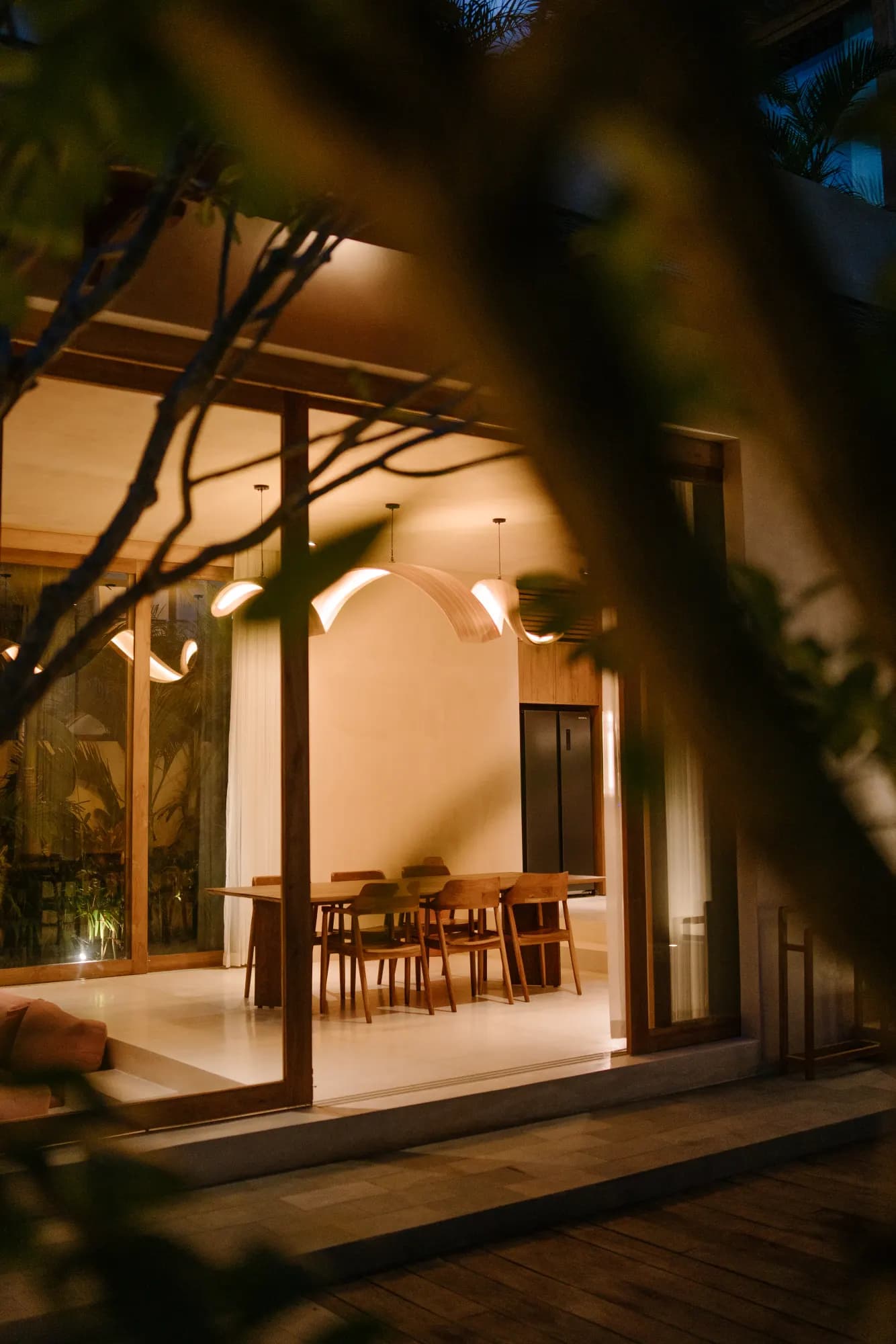 Canopy bedroom overlooking garden at dusk