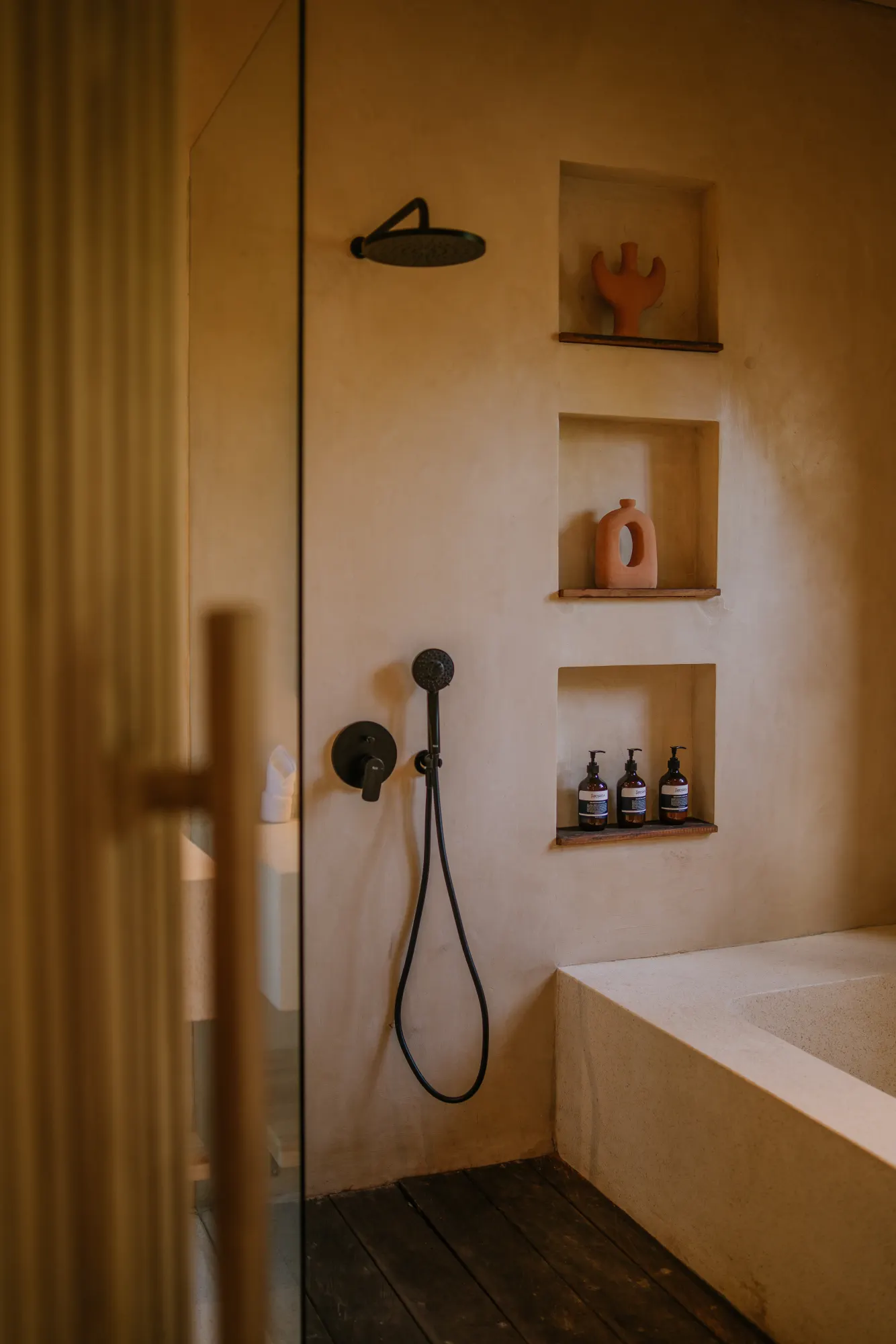 Minimalist bathroom shower with sculptural details
